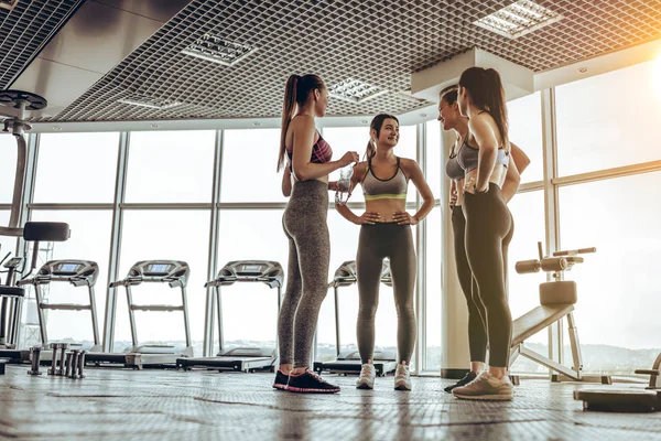 Grupo Amigos Conversando Centro Fitness Após Dia Treinamento Duro — Fotografia de Stock