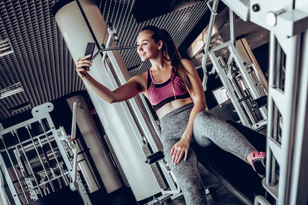 Sport Lifestyle Beautiful Woman Makes Selfie Smartphone Gym — Stok fotoğraf