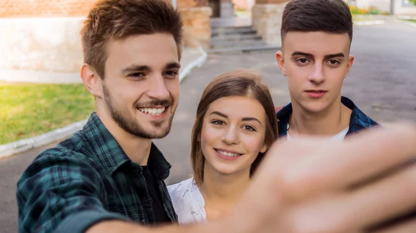 Recuerdos Estudiantiles Fotografía Grupo Estudiantes Universitarios Tomando Una Selfie Campus —  Fotos de Stock
