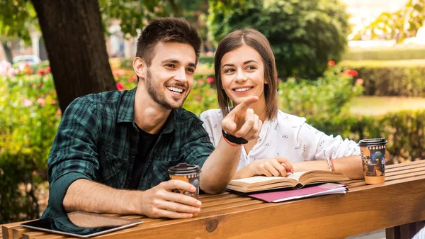 Vaya Mira Esto Foto Una Joven Pareja Sentada Con Libro —  Fotos de Stock