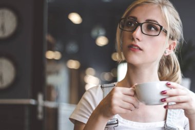 Faaliyet için kahve. Bir kafede bir kapuçino çekici bir genç kadının portresi