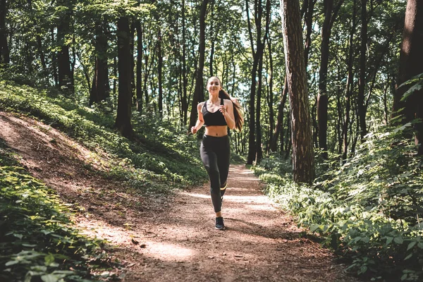 Menina Bonita Correndo Parque Bom Dia Tiro Comprimento Total Uma — Fotografia de Stock