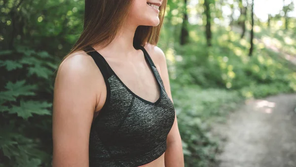 Bijgesneden Afbeelding Van Aantrekkelijke Sportieve Vrouw Met Happy Glimlach Park — Stockfoto