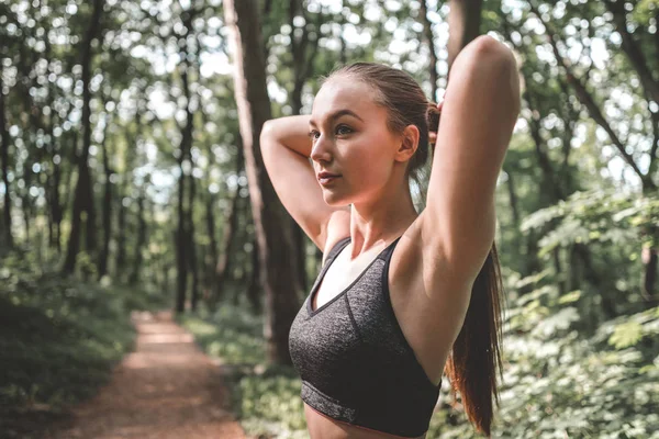 Ajustez Athlète Féminine Attachant Les Cheveux Queue Cheval Avant Elle — Photo