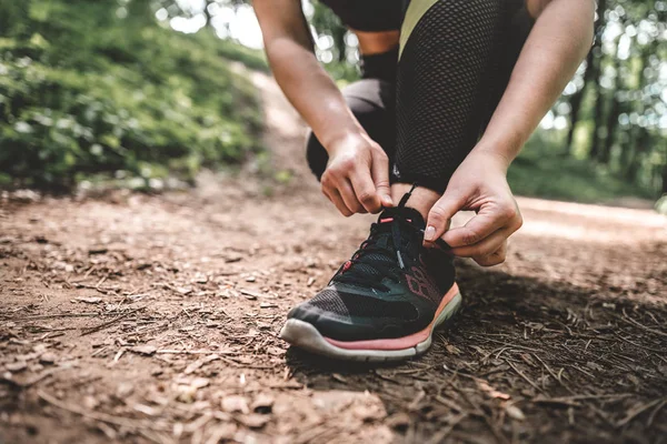 Imagem Cortada Jovem Atleta Preparar Para Correr Livre Caminho Floresta — Fotografia de Stock