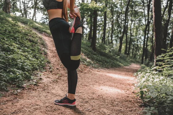 Oříznout Obrázek Mladá Žena Sportovce Rozcvička Před Tréninkem Lese Boční — Stock fotografie