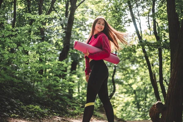 Bijgesneden Afbeelding Van Een Jonge Atleet Vrouw Met Fladderende Haren — Stockfoto