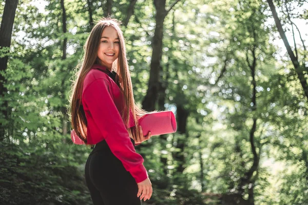 Bijgesneden Afbeelding Van Een Jonge Atleet Vrouw Met Een Sportieve — Stockfoto