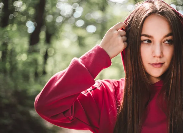 Jeune Athlète Attirante Femme Redresser Sweat Capuche Sur Les Vêtements — Photo