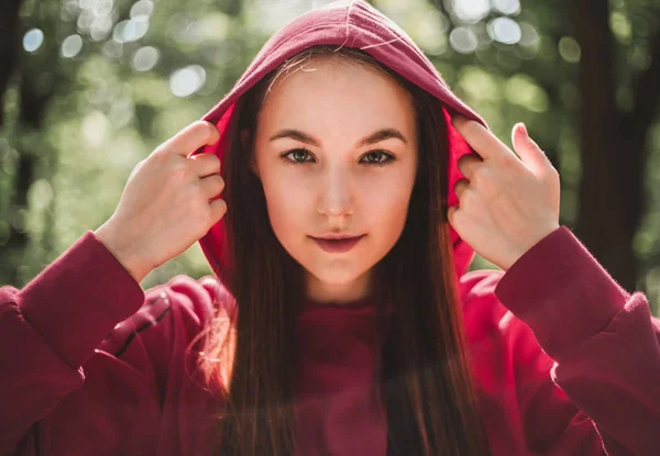 Jonge Aantrekkelijke Atleet Vrouw Hoodie Vóór Activiteit Het Bos Portret — Stockfoto