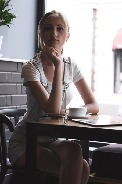 Velem Egy Csésze Egy Kávézóban Vonzó Fiatal Portréja — Stock Fotó