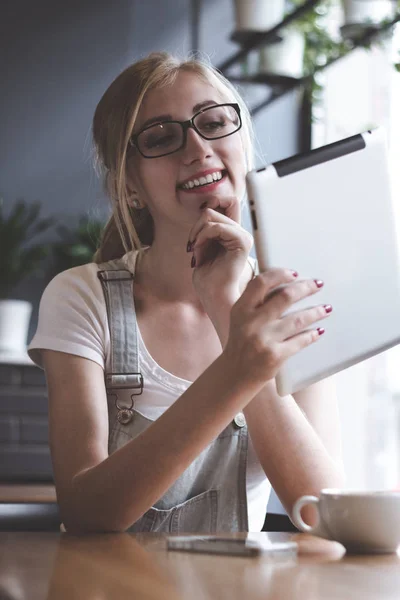 Compartilhando Ideias Negócios Através Tecnologias Jovem Mulher Sorridente Atraente Usando — Fotografia de Stock