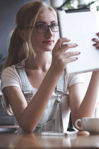 Sempre Tratar Dos Negócios Mulher Bonita Desgaste Casual Inteligente Trabalhando — Fotografia de Stock