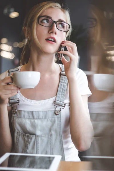 Acho Que Seria Melhor Jovem Mulher Bonita Falando Telefone Inteligente — Fotografia de Stock