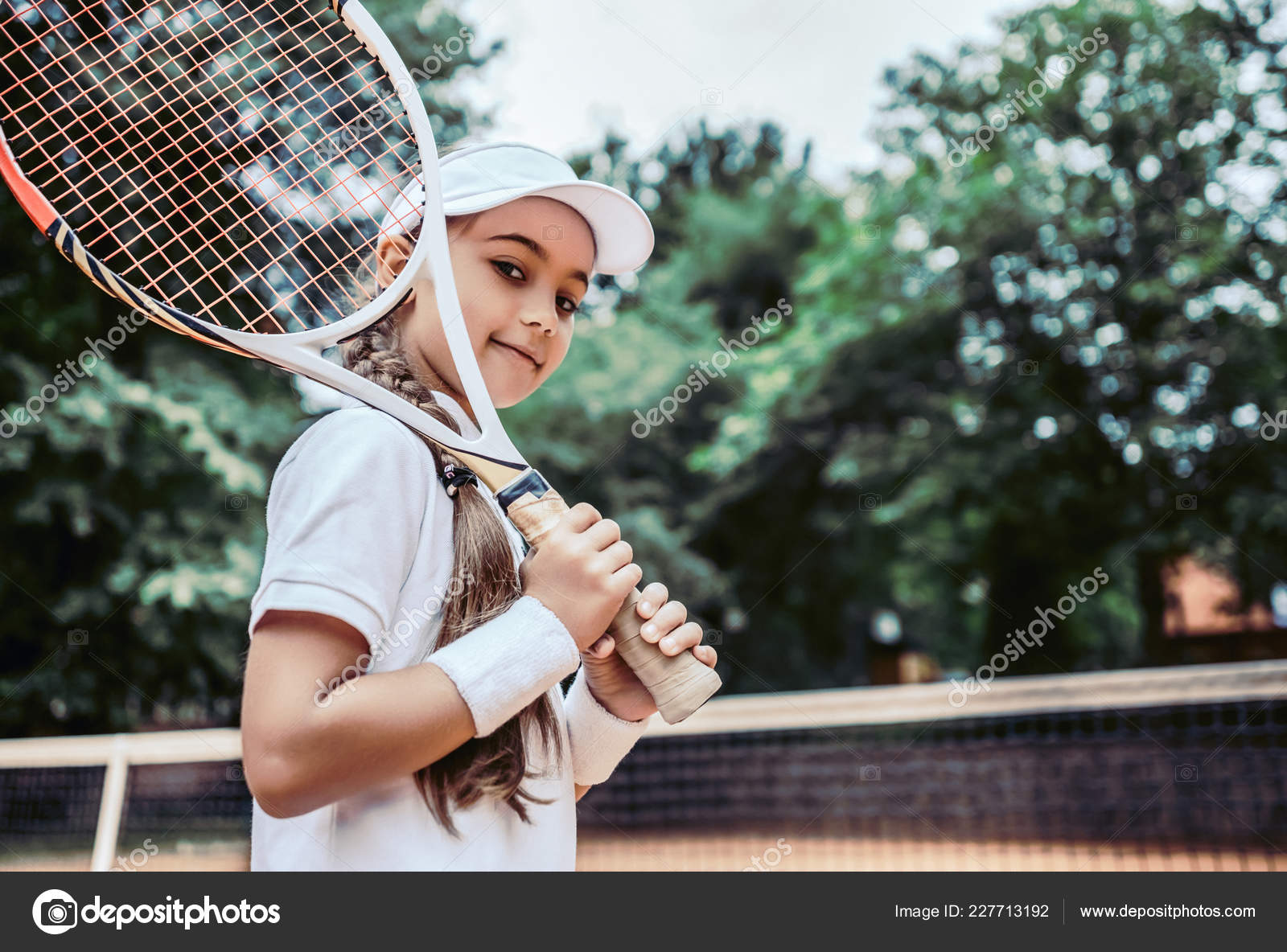 屋外の子供のテニスのトレーニング テニスコートのハッピー スポーティーな女の子の肖像画 白いテニス スポーツ ウエア トレーニング上で白人の子供 ストック写真 C Vasylchipiha Gmail Com