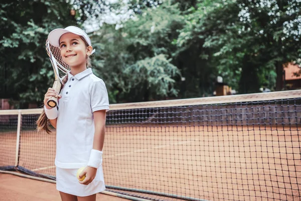 テニス ラケット スポーツ クラブでボールを持つ少女 子供のためのアクティブな運動 子供のための夏の活動 若い子供のためのトレーニング 子供の学習を再生します — ストック写真