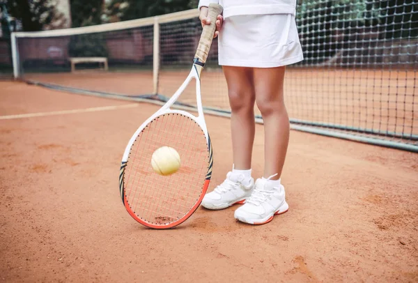 Kind Sportbekleidung Spielt Tennis Auf Dem Außenplatz Abgeschnittenes Bild Von — Stockfoto