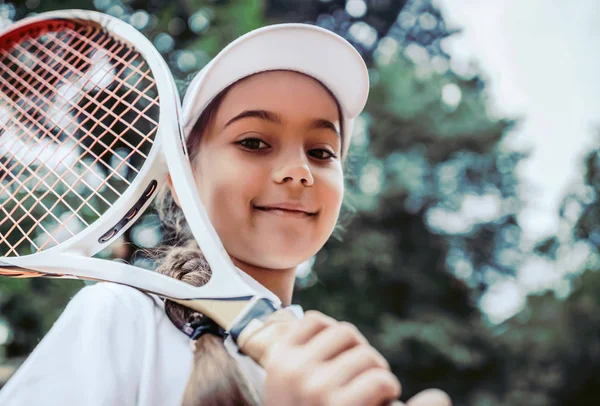 Allenamento Tennis Bambini Piccoli All Aperto Ritratto Bambina Sportiva Felice — Foto Stock