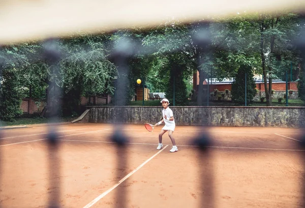 Plan Complet Une Petite Fille Sportive Sur Court Tennis Ouvert — Photo