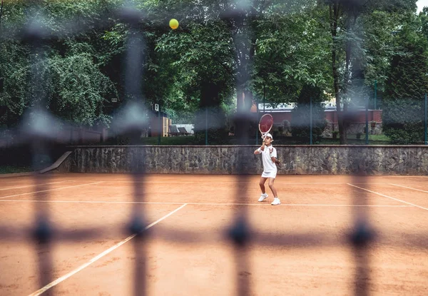 Piccola Ragazza Carina Che Gioca Tennis Fuori Campo Tennis Esercizio — Foto Stock