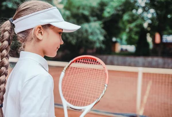 Jolie Fille Avec Raquette Dans Les Mains Jouant Tennis Enfant — Photo