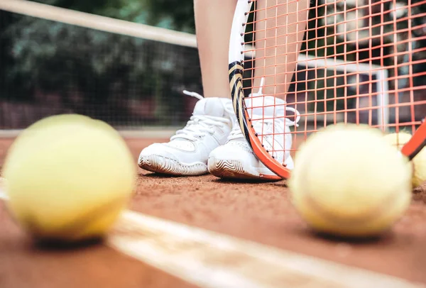 Ben Sportig Tjej Nära Tennisracket Och Bollar Beskuren Bild Barnets — Stockfoto