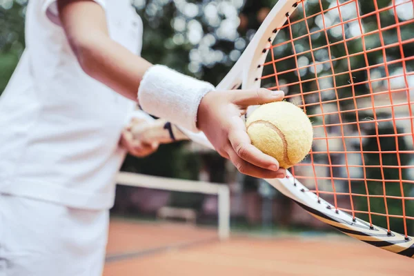 子供のスポーツ クラブでテニスをする学習します テニスボールを提供する準備をして女児の画像をトリミングしました ボールとコートでラケットを持つ小さな女の子のテニス プレーヤー 子供のためのアクティブな運動 — ストック写真