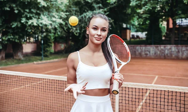 スポーツ テニス コートで若い女性 女子テニス選手 体操服の若いセクシーな女性テニスします — ストック写真