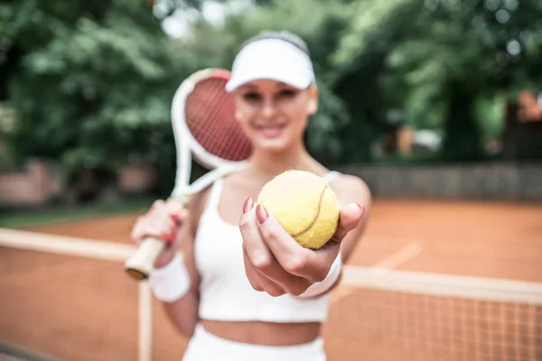 Bella Giovane Donna Che Tiene Racchetta Tennis Sembra Felice Ritratto — Foto Stock