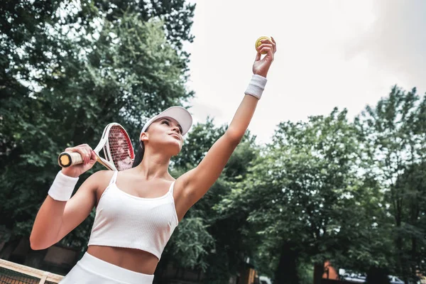 Kobieta Praktyce Tenisa Ładna Młoda Kobieta Odzież Sportowa Grając Tenisa — Zdjęcie stockowe