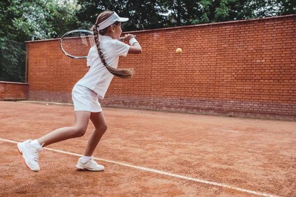 Menina Jogando Tênis Quadra Criança Aprendendo Jogar Tênis Clube Esportivo — Fotografia de Stock