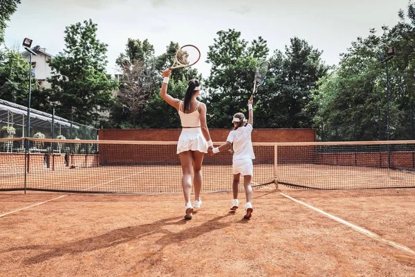 Fille Avec Mère Jouer Tennis Sur Court Tennis Vue Arrière — Photo