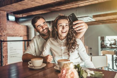 Anları yakalamak! Güzel çift selfie yeni smartphone yapma. Aşık çift kafede zaman geçirir.