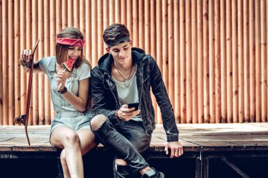 Genç şık çift açık havada eğleniyor. Etkinlik, yaşam kavramı.