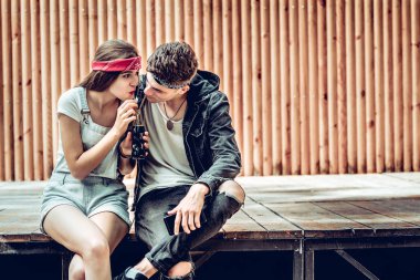 Pay ile beni? Mutlu çift birlikte soda içme.