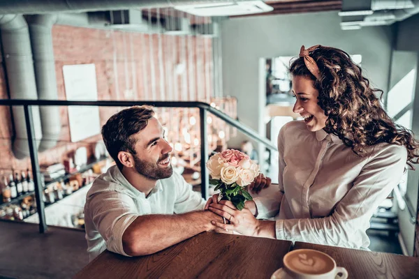 真实的感情 美丽的浪漫情侣在咖啡馆 男人正在向他的妻子献花 — 图库照片