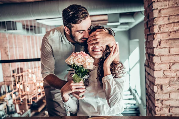 Surpresa Para Belo Casal Romântico Café Jovem Está Apresentando Flores — Fotografia de Stock