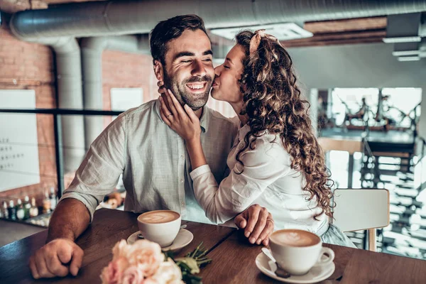 Hermosa Pareja Romántica Cafetería Esposa Besar Marido —  Fotos de Stock