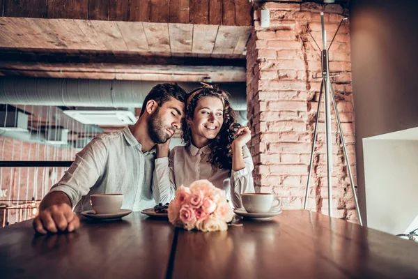 Belo Casal Passa Algum Tempo Juntos Abraçam Olham Para Janela — Fotografia de Stock