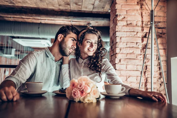 Belo Casal Passa Algum Tempo Juntos Abraçam Olham Para Janela — Fotografia de Stock