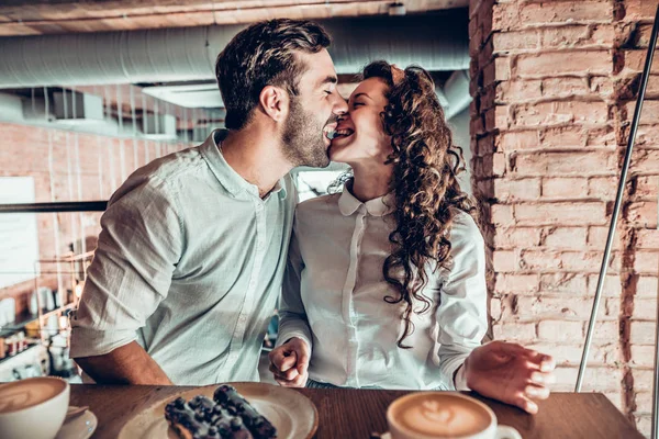 Neşeli Ruh Bir Kaç Içinde Aşk Birbirlerine Bir Kafede Otururken — Stok fotoğraf