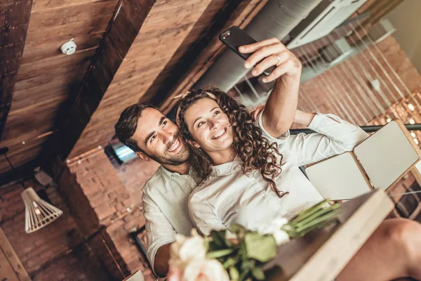 Hermosa Pareja Haciendo Selfie Nuevo Teléfono Inteligente Pareja Enamorada Pasa —  Fotos de Stock