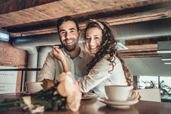 Buen Momento Para Almorzar Hermosa Pareja Romántica Cafetería Mirando Cámara —  Fotos de Stock