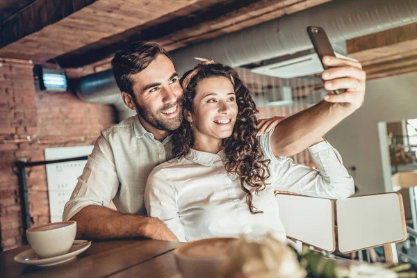 Juntos Hermosa Pareja Haciendo Selfie Nuevo Teléfono Inteligente Pareja Enamorada —  Fotos de Stock