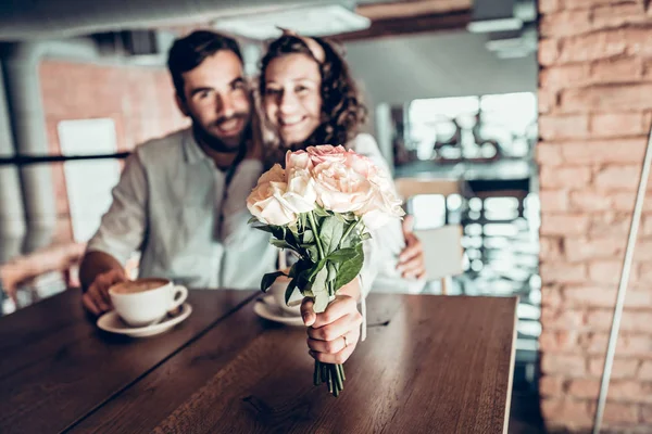 Hermosa Pareja Pasa Tiempo Cafe Surprise Para Esposa Flores Ramo —  Fotos de Stock