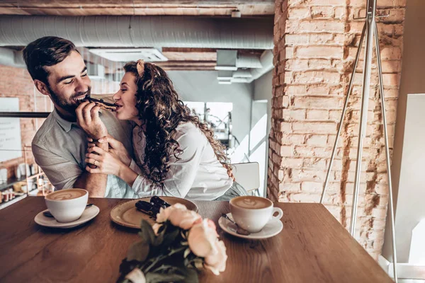 Komik Çift Birlikte Kek Yeme Çift Zaman Kafede Geçirir — Stok fotoğraf