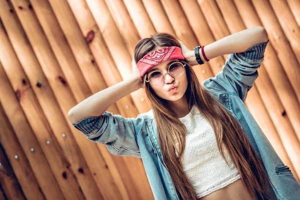 Mujer Joven Moderna Vendaje Rojo Gafas Sol Redondas Posando Camera —  Fotos de Stock