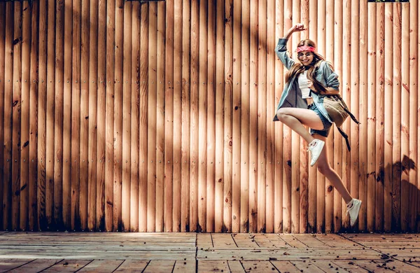 Lepilemur Actieve Meisje Beweging Springen Lucht Zoek Gelukkig Camera Lifestyle — Stockfoto
