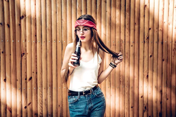 Lezat Sekali Gaya Gadis Cantik Bandana Merah Adalah Minum Soda — Stok Foto