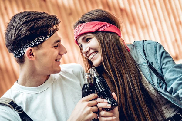 Joven Moda Pareja Feliz Bebiendo Refrescos Mirándose Mutuamente Estilo Vida —  Fotos de Stock